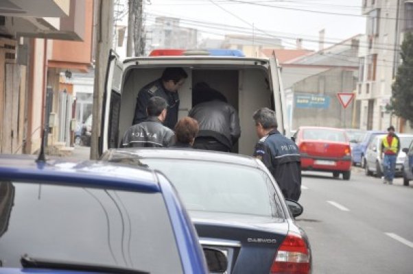 Prinsă în flagrant când spărgea casa vecinei